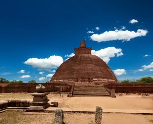 Jetavaranama dagoba (stupa). Anuradhapura, Sri Lank